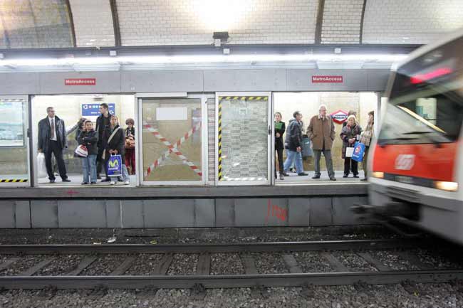 Puertas en el andén de uno de los ferrocarriles en Cataluña Puertas en el andén de uno de los ferrocarriles en Cataluña
