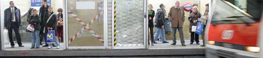 Puertas en el andén de uno de los ferrocarriles en Cataluña Puertas en el andén de uno de los ferrocarriles en Cataluña