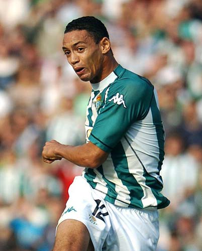 Oliveira golpea el balón Oliveira golpea el balón