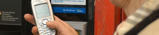 señora con móvil señora con móvil