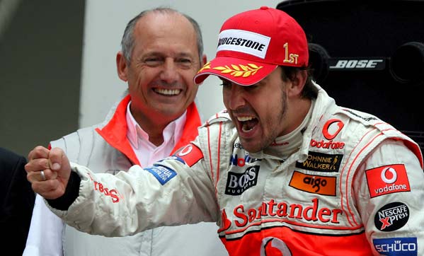 Fernando Alonso celebra su victoria en presencia de Ron Dennis. Fernando Alonso celebra su victoria en presencia de Ron Dennis.