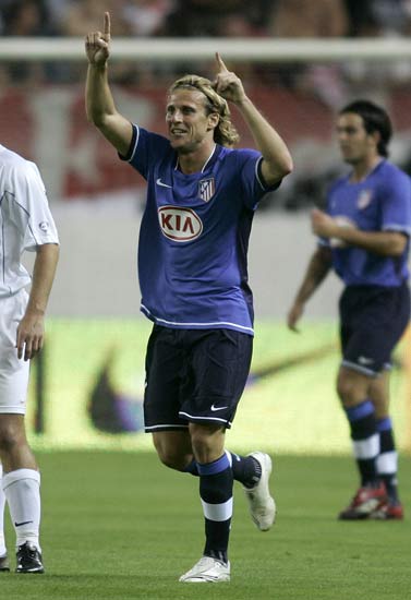 Forlán celebra su primer gol con el Atlético de Madrid Forlán celebra su primer gol con el Atlético de Madrid