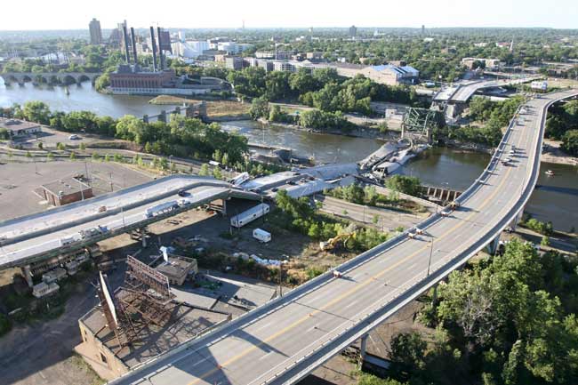 Vista general de los restos del puente interestatal, de 8 carriles, I-35 que se derrumbó sobre el río Mississippi, en Minneapolis Vista general de los restos del puente interestatal, de 8 carriles, I-35 que se derrumbó sobre el río Mississippi, en Minneapolis