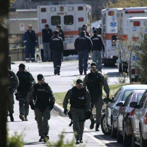 Policía y ambulancias, en el aparcamiento de la escuela donde han sucedido los asesinatos Policía y ambulancias, en el aparcamiento de la escuela donde han sucedido los asesinatos