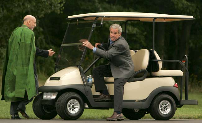 Bush invita a montar en su carro de golf a Karzai, ayer, en Camp David Bush invita a montar en su carro de golf a Karzai, ayer, en Camp David