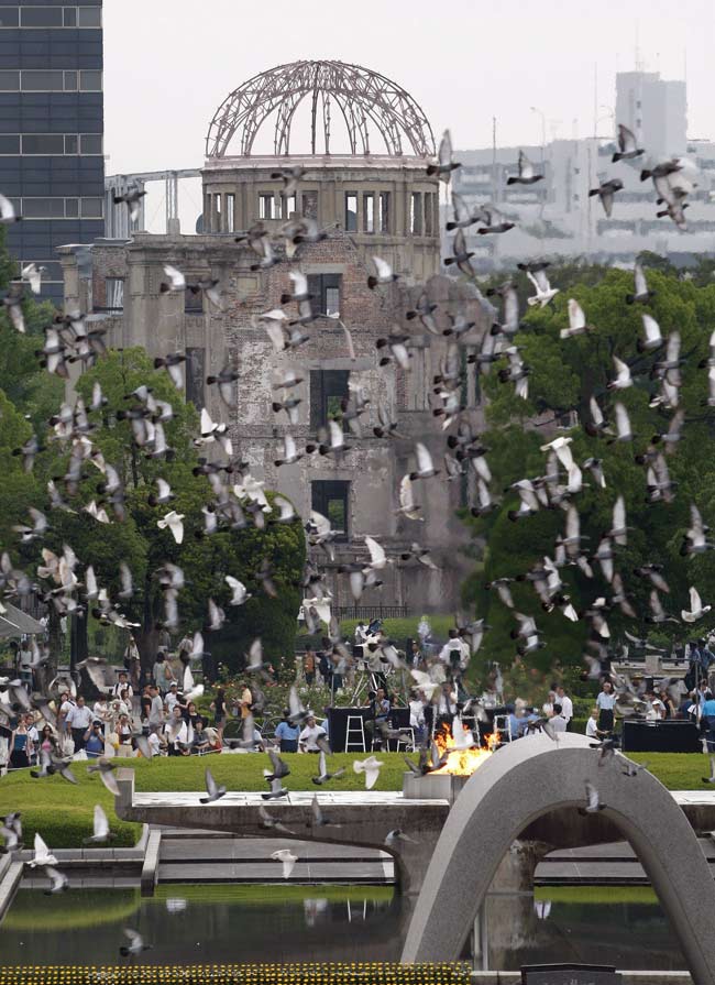 Las palomas vuelan alrededor del Domo de la Bomba Atómica en el Peace Memorial Park en Hiroshima, tras 62 años de este ataque de la II Guerra Mundial Las palomas vuelan alrededor del Domo de la Bomba Atómica en el Peace Memorial Park en Hiroshima, tras 62 años de este ataque de la II Guerra Mundial