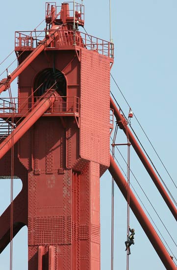 Detienen al 'Spiderman' francés por escalar el puente 25 de Abril de Lisboa Detienen al 'Spiderman' francés por escalar el puente 25 de Abril de Lisboa
