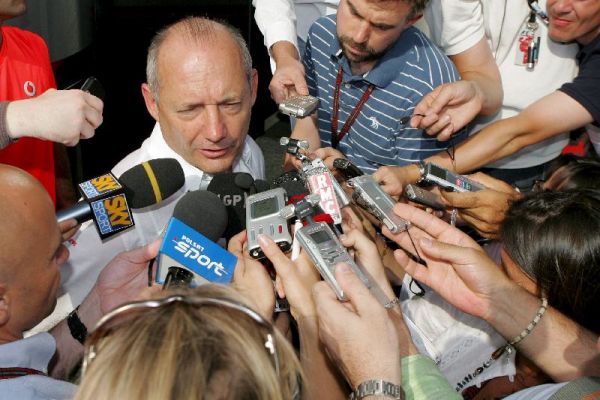 Ron Dennis atiende a los medios. Ron Dennis atiende a los medios.