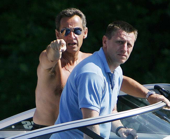 El presidente francés, Nicolas Sarkozy, señala a los fotógrafos, con gesto molesto, durante un paseo por el lago Winnipesaukee El presidente francés, Nicolas Sarkozy, señala a los fotógrafos, con gesto molesto, durante un paseo por el lago Winnipesaukee