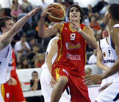 Ricky Rubio entra a canasta ante la oposición de dos jugadores alemanes. Ricky Rubio entra a canasta ante la oposición de dos jugadores alemanes.