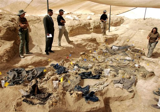 Cuatro arqueólogos exhuman los cadáveres de catorce militares muertos