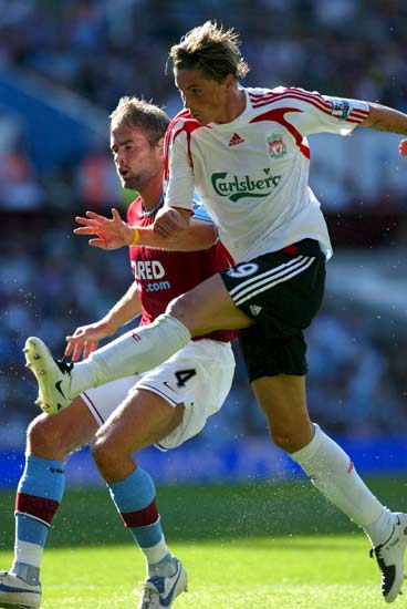 Torres dispara a portería en su primer partido con el LIverpool. Torres dispara a portería en su primer partido con el LIverpool.