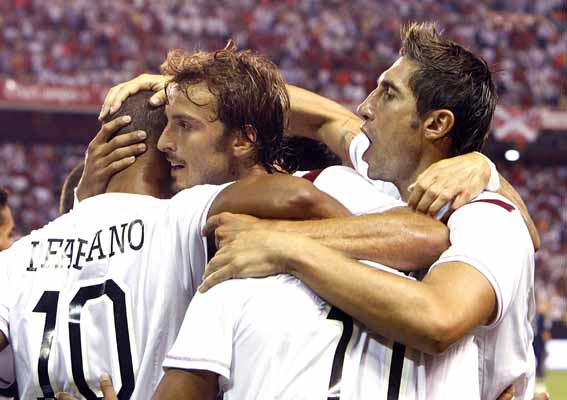 Los jugadores del Sevilla celebran el gol al Real Madrid Los jugadores del Sevilla celebran el gol al Real Madrid