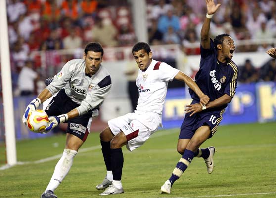 Dani Alves, entre Palop y Robinho, en una jugada del partido de ida de la final de la Supercopa Dani Alves, entre Palop y Robinho, en una jugada del partido de ida de la final de la Supercopa