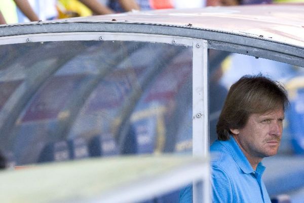 Bernd Schuster, observa a su equipo desde el banquillo. Bernd Schuster, observa a su equipo desde el banquillo.