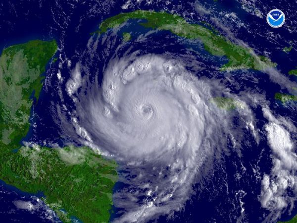 Dean ha llegado a México convertido en un huracán catastrófico. Dean ha llegado a México convertido en un huracán catastrófico.