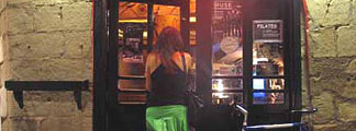 Entrando a la discoteca Entrando a la discoteca