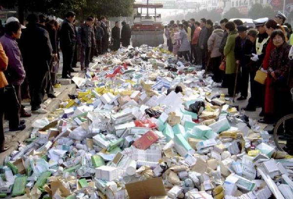 Muchos mensajes no deseados que promocionan medicamentos 'sospechosos' provienen de China. En la foto, una destrucción de falsificaciones incautadas por la policía. Muchos mensajes no deseados que promocionan medicamentos 'sospechosos' provienen de China. En la foto, una destrucción de falsificaciones incautadas por la policía.