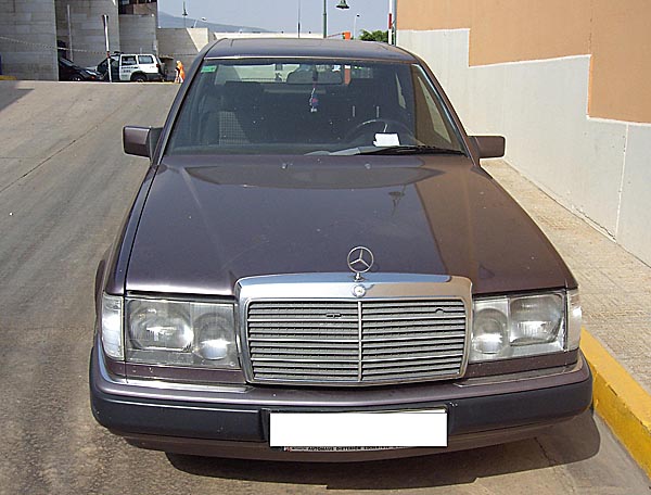 Uno de los cuatro coches intervenidos tras ser falsificados por el detenido. Uno de los cuatro coches intervenidos tras ser falsificados por el detenido.