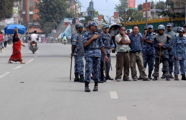 La policía nepalesa vigila a unos manifestantes contrarios a la monarquía. La policía nepalesa vigila a unos manifestantes contrarios a la monarquía.