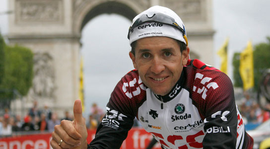Carlos Sastre, ante el Arco del Triunfo de París. Carlos Sastre, ante el Arco del Triunfo de París.