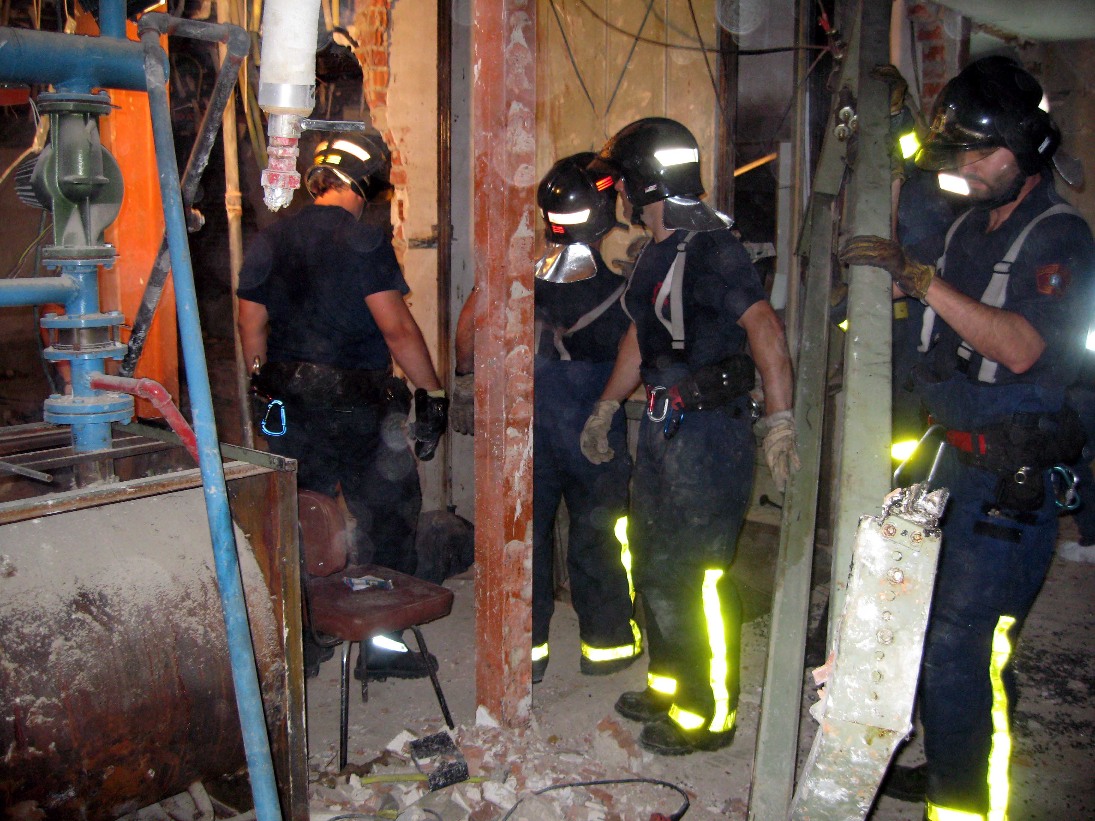 Los bomberos, junto al ascensor Los bomberos, junto al ascensor