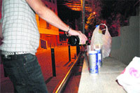 El ‘botellón’ se traslada a portales y urbanizaciones El ‘botellón’ se traslada a portales y urbanizaciones