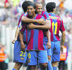 Ronaldinho guía a un Barcelona mejorado Ronaldinho guía a un Barcelona mejorado