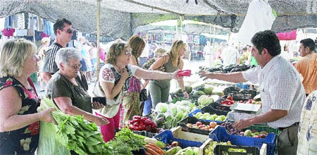 Reclaman aseos para los 16 mercadillos de Málaga Reclaman aseos para los 16 mercadillos de Málaga