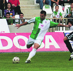 Peragón hace líder de Segunda al Málaga Peragón hace líder de Segunda al Málaga