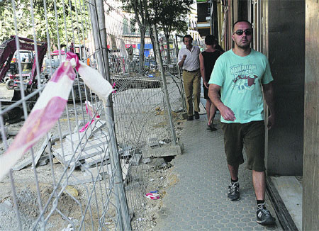 Sevilla recibe a sus vecinos con un centenar de zanjas por las calles Sevilla recibe a sus vecinos con un centenar de zanjas por las calles
