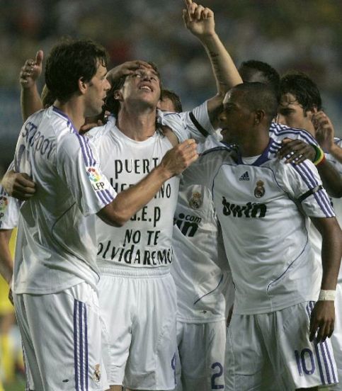 Sergio Ramos se levanta la camiseta para recordar a Puerta. Sergio Ramos se levanta la camiseta para recordar a Puerta.