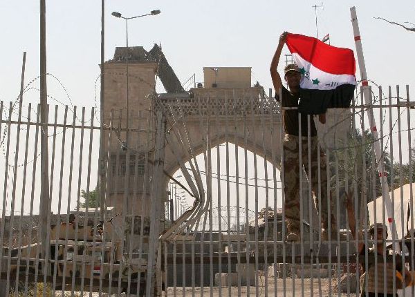 Un soldado iraquí enarbola la bandera de su país en el Palacio de Basora (Reuters) Un soldado iraquí enarbola la bandera de su país en el Palacio de Basora (Reuters)
