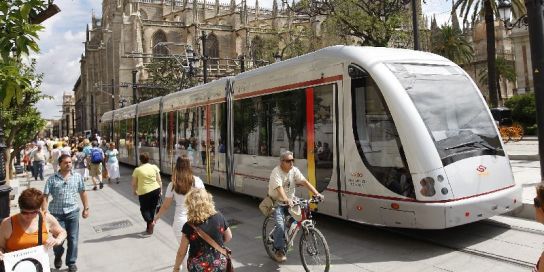 TRANVIA POR LA AVENIDA TRANVIA POR LA AVENIDA