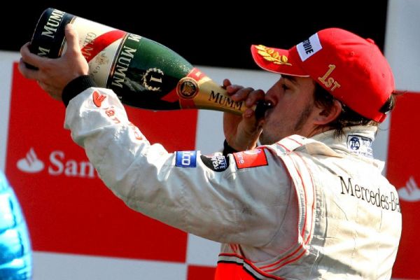 Alonso bebe el champán de la victoria en el podio de Monza. Alonso bebe el champán de la victoria en el podio de Monza.
