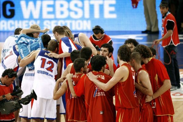 Los jugadores de la selección española se felicitan tras el triunfo ante Rusia Los jugadores de la selección española se felicitan tras el triunfo ante Rusia