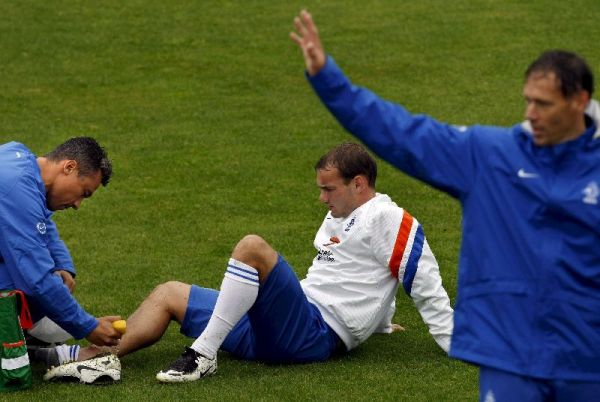 Wessley Sneijder es atendido en el momento de su lesión. Wessley Sneijder es atendido en el momento de su lesión.