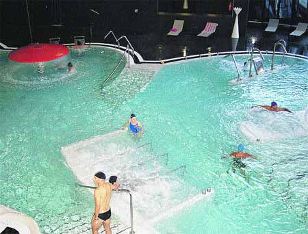 Cerca de 1.600 personas se dan un chapuzón cada día en la Casa del Agua Cerca de 1.600 personas se dan un chapuzón cada día en la Casa del Agua