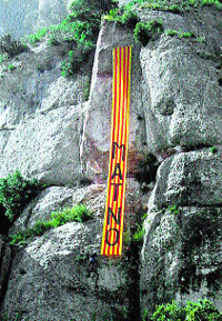 Acción en Montserrat de la plataforma contra la línea de alta tensión Acción en Montserrat de la plataforma contra la línea de alta tensión