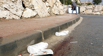 Restos de sangre que dejó el tiroteo de Fuengirola. Restos de sangre que dejó el tiroteo de Fuengirola.