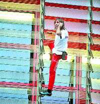 El ‘spiderman’ francès escala la Torre Agbar en una hora i mitja El ‘spiderman’ francès escala la Torre Agbar en una hora i mitja