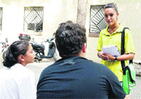 Cuatro agentes cívicos patrullan por Badalona para evitar conflictos Cuatro agentes cívicos patrullan por Badalona para evitar conflictos