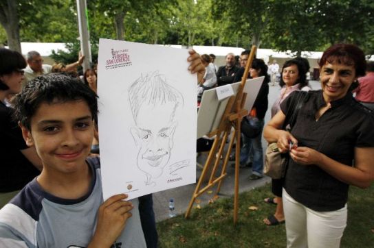 Un joven muestra su caricatura. Un joven muestra su caricatura.
