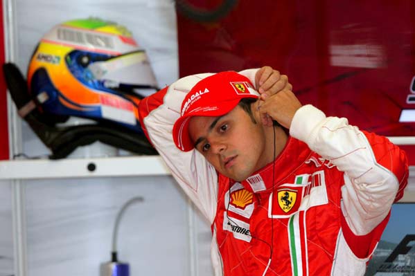 Felipe Massa hace unos estiramientos antes de salir a la pista del circuito de Spa. Felipe Massa hace unos estiramientos antes de salir a la pista del circuito de Spa.