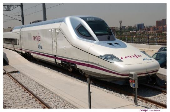 Un tren AVE parado en una estación. Un tren AVE parado en una estación.