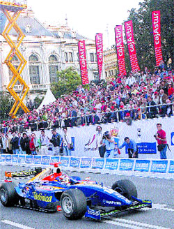 Javi Villa, a todo gas por el centro ante 250.000 espectadores Javi Villa, a todo gas por el centro ante 250.000 espectadores