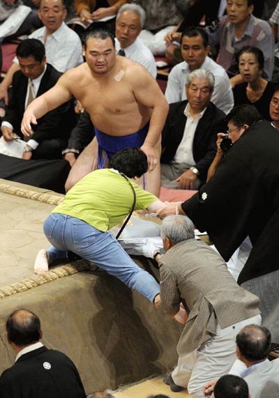 Una mujer intenta invadir un ring de sumo Una mujer intenta invadir un ring de sumo