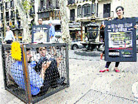 Protestan enjaulados contra las tiendas de mascotas de la Rambla Protestan enjaulados contra las tiendas de mascotas de la Rambla