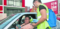 Lluvia de billetes de autobús para aliviar al tráfico Lluvia de billetes de autobús para aliviar al tráfico