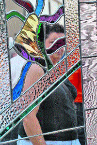 Elaboran vidrios artísticos Elaboran vidrios artísticos